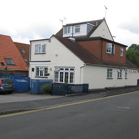 Penryn Guest House, Ensuite Rooms, Free Parking And Free Wifi Стретфорд-на-Ейвоні Екстер'єр фото