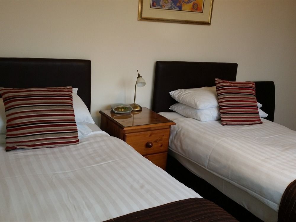 Penryn Guest House, Ensuite Rooms, Free Parking And Free Wifi Стретфорд-на-Ейвоні Екстер'єр фото